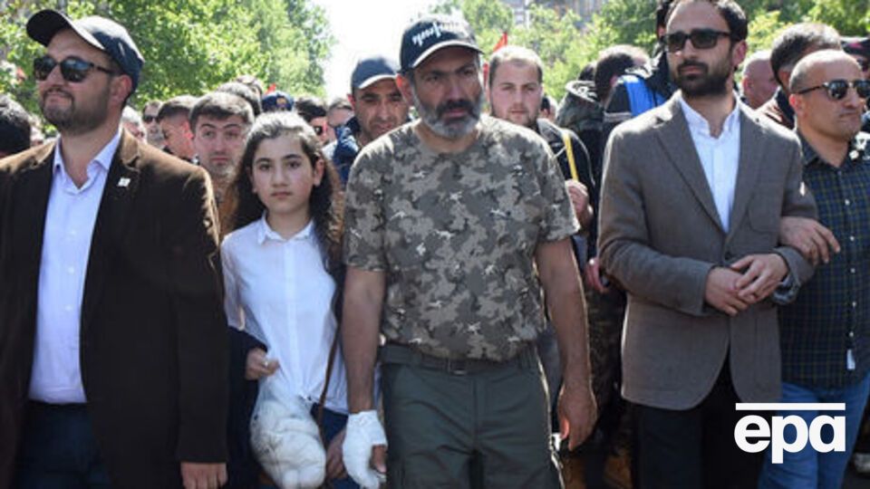 Пашинян (в центре) рассказал, что провел еще одну встречу с президентом Армении
