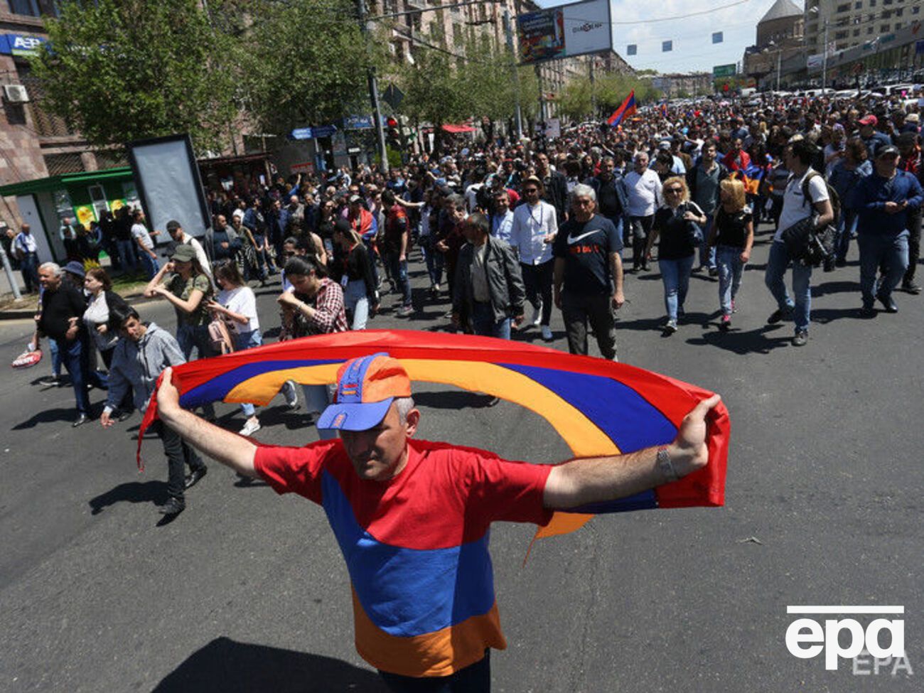 В Ереване демонстранты проводят шествия, вечером должен состояться митинг