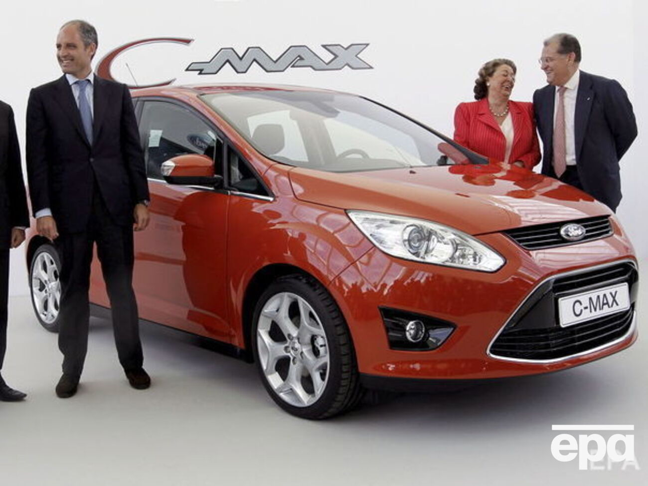 Люди постраждали від наїзду Ford C-Mах