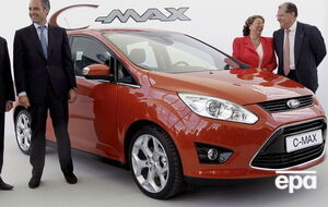 Люди пострадали от наезда Ford C-MAX