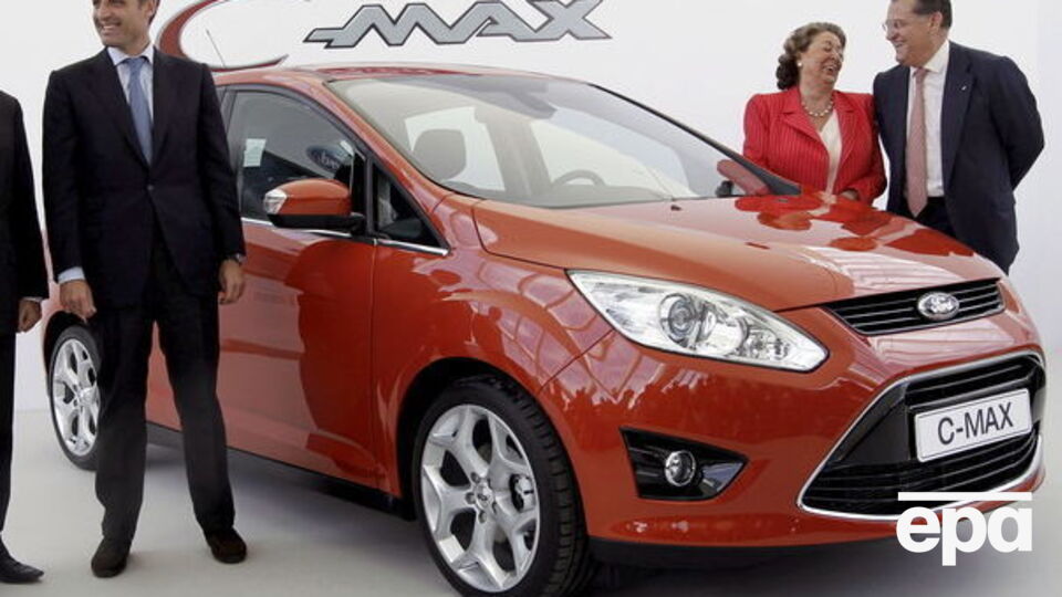 Люди пострадали от наезда Ford C-MAX