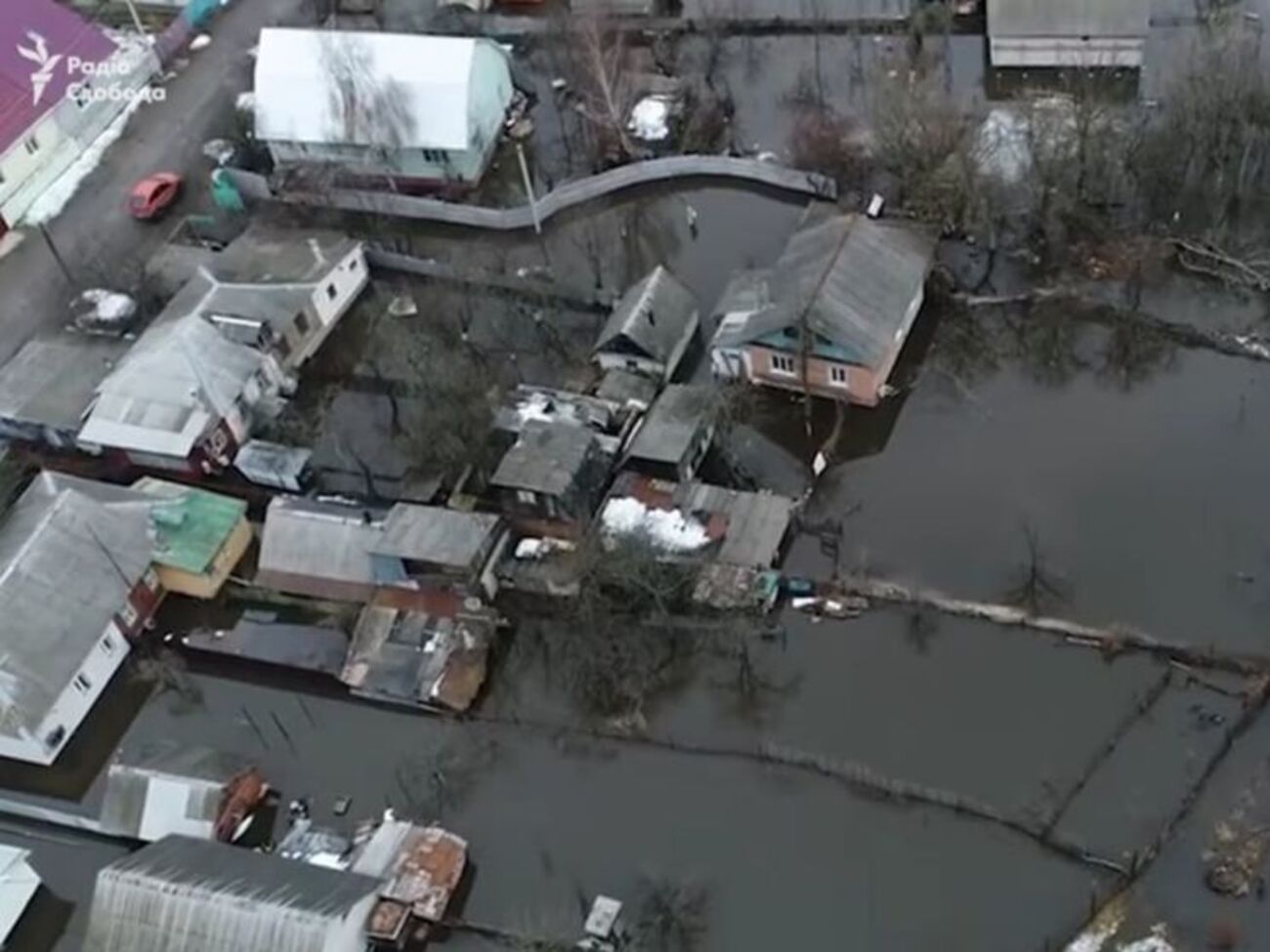 Вода затопила улицы и дворы
