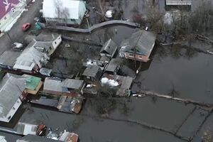Вода затопила вулиці та двори