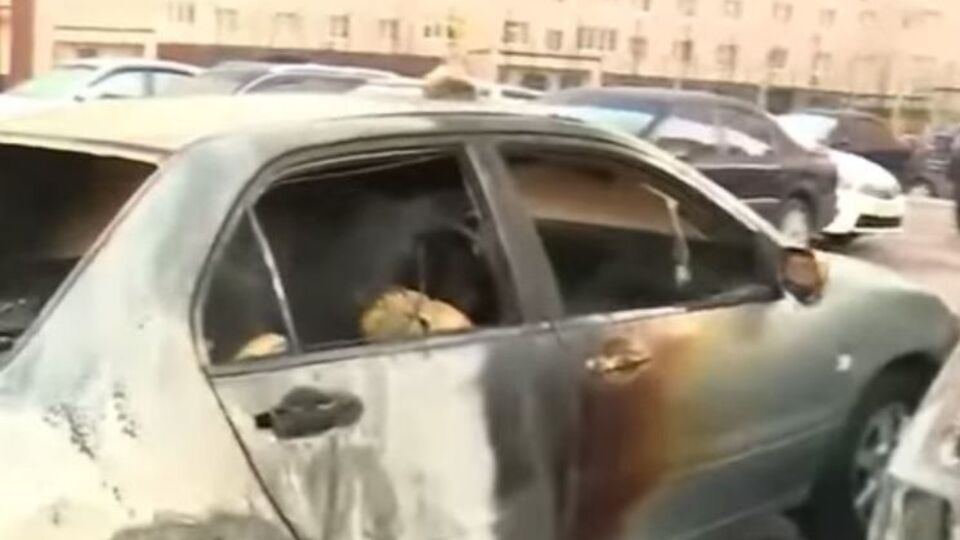 Згоріло п'ять машин