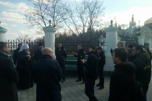 Активисты поговорили с настоятелем Лавры