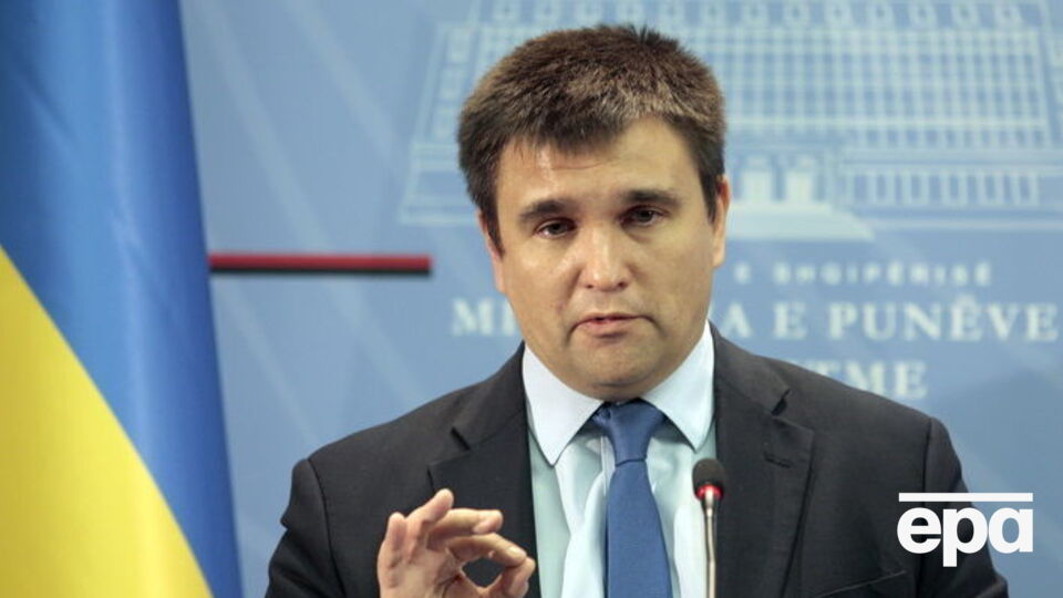 Клімкін засудив знущання над національними символами