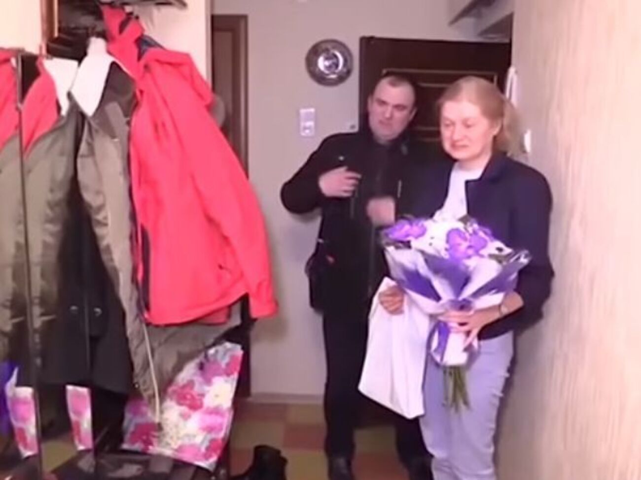 Чиновник подарил жертве теракта цветы в годовщину трагедии