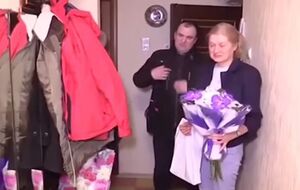 Чиновник подарил жертве теракта цветы в годовщину трагедии