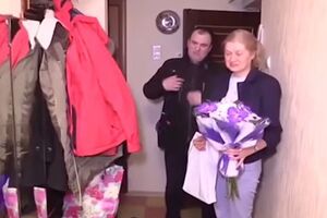 Чиновник подарил жертве теракта цветы в годовщину трагедии