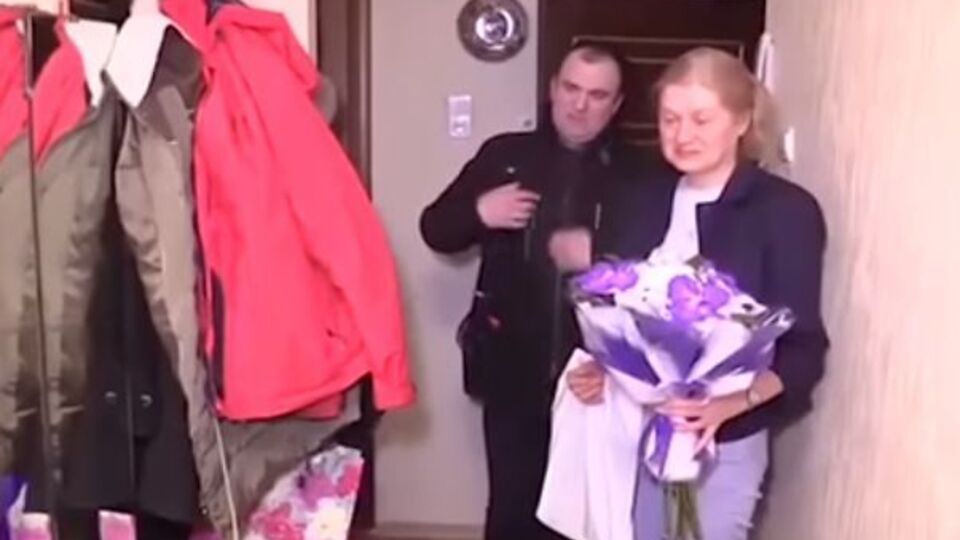 Посадовець подарував жертві теракту квіти в річницю трагедії