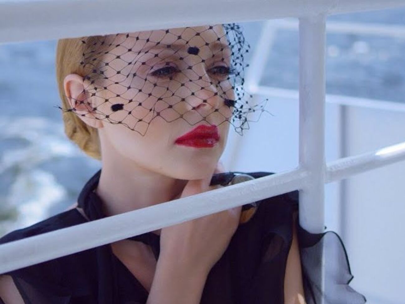 Тина Кароль позировала на яхте