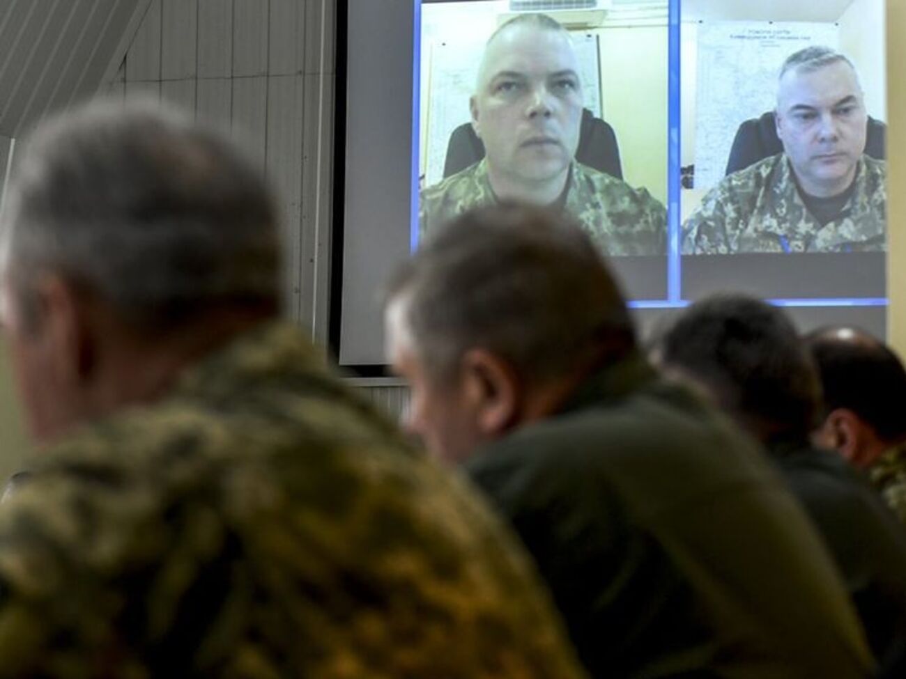 Президент подякував командувачу АТО Забродському (ліворуч) і передав керівництво операцією на Донбасі Наєву (праворуч)