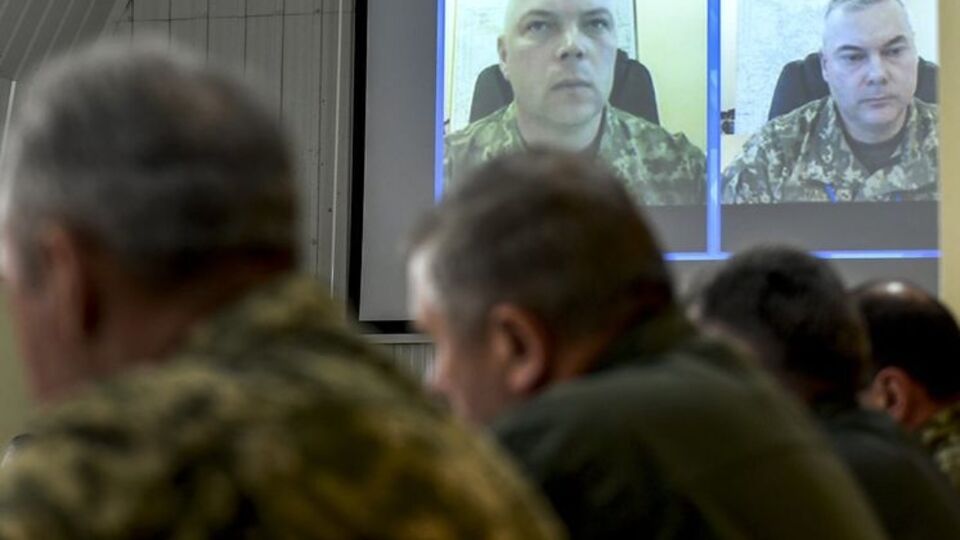 Президент поблагодарил командующего АТО Забродского (слева) и передал руководство операцией на Донбассе Наеву (справа)