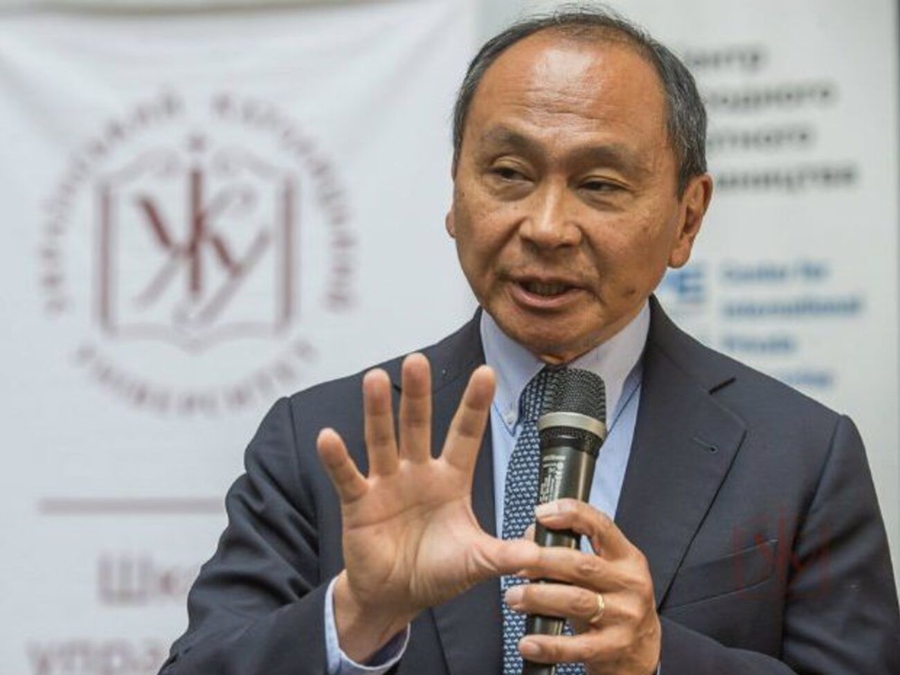 Фукуяма отметил, что популизм и радикальный национализм "прекрасно себя чувствуют именно в нестабильных политических обстоятельствах"