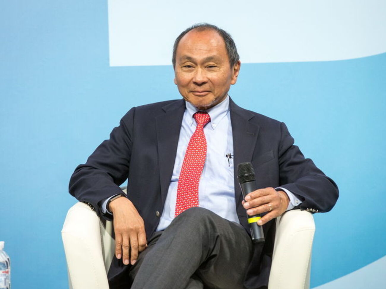 Фукуяма подчеркнул, что начатые после Революции достоинства преобразования приостановились