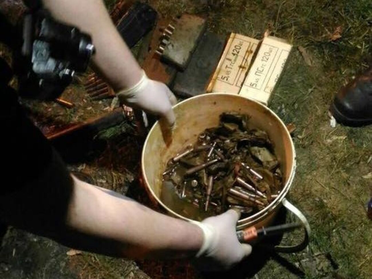 Правоохоронці передали боєприпаси на експертизу