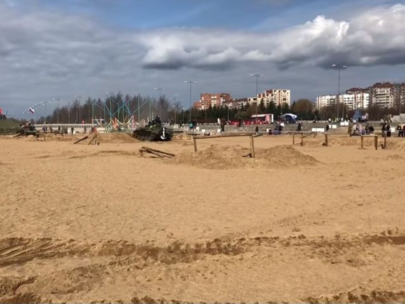 Під час поїздки на броні танка молоді люди впали під гусениці машини