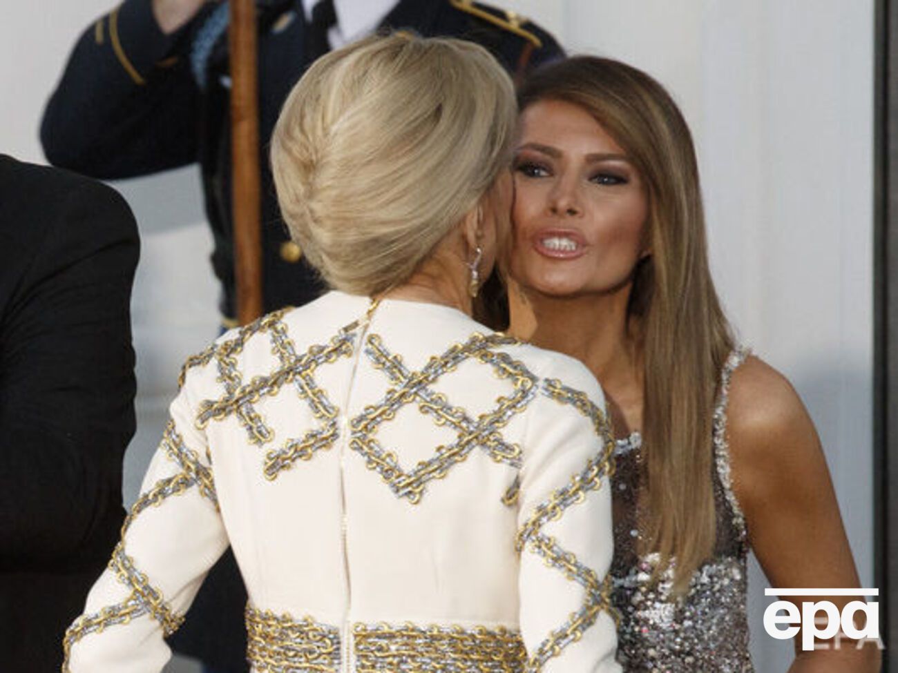 Брижит Макрон:&nbsp;Меланья ничего не может сделать.&nbsp;Она даже не может открыть окно в Белом доме