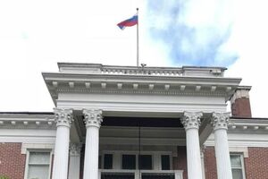 Посольство РФ опублікувало фотографію резиденції в Сіетлі, на якій ще є російський прапор