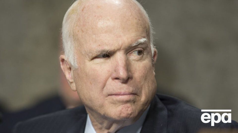 Маккейн шесть раз избирался сенатором от Аризоны