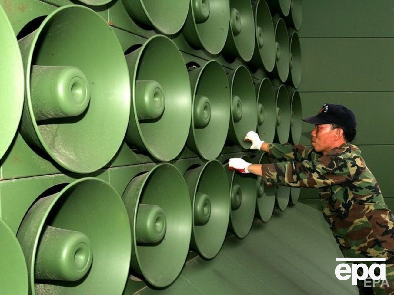 Громкоговорители транслировали агитационные тексты и музыку на территорию Северной Кореи