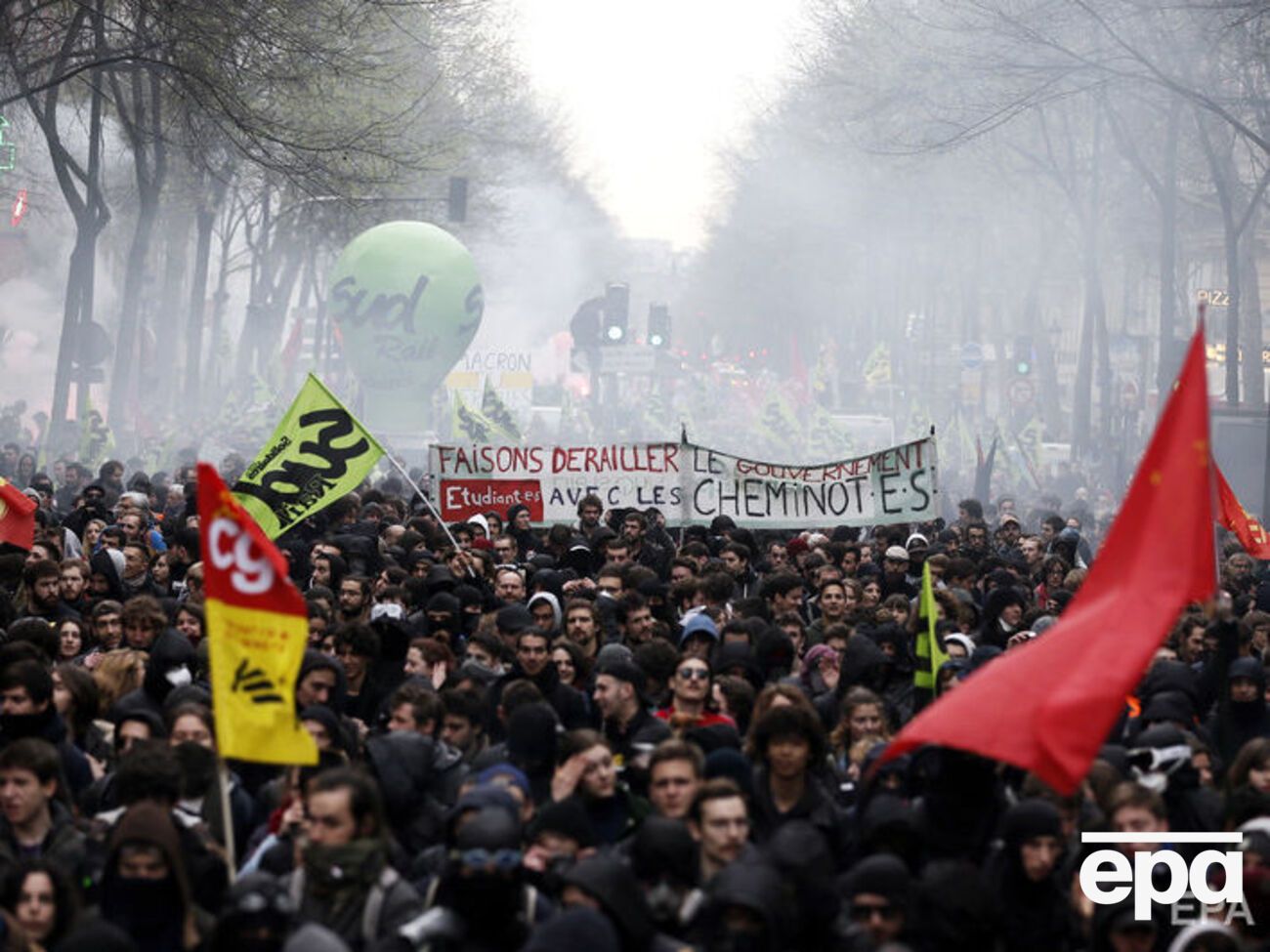 Тисячі працівників залізниці вийшли на страйк на вулиці Парижа