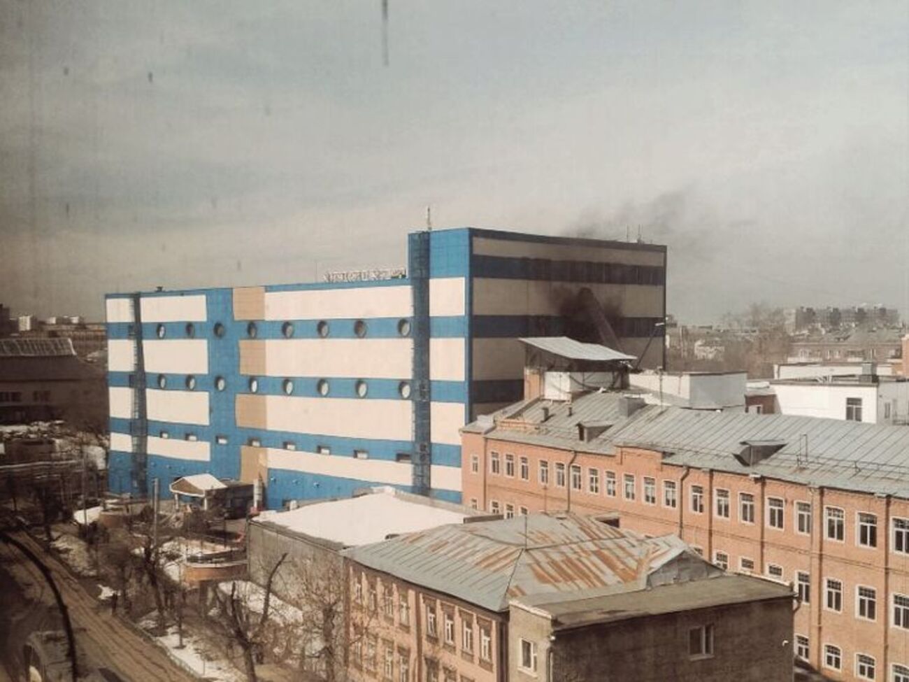 В Москве горит торговый центр