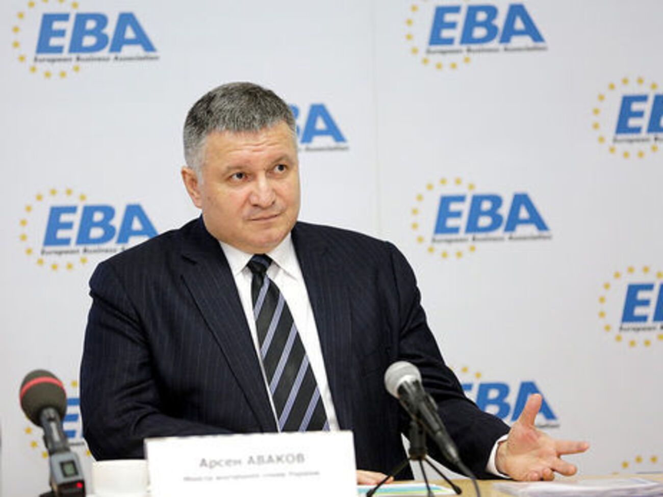 Аваков: Мені треба було відправити 10 тис. не викритих у злочинах, підготовлених до силових спецоперацій людей працювати проти України?