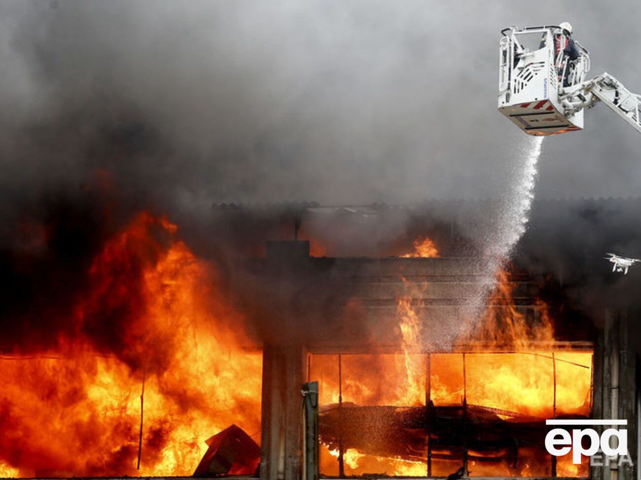 Сильный пожар вынудил эвакуировать людей из соседних зданий