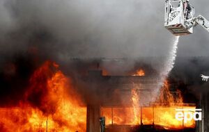 Сильный пожар вынудил эвакуировать людей из соседних зданий