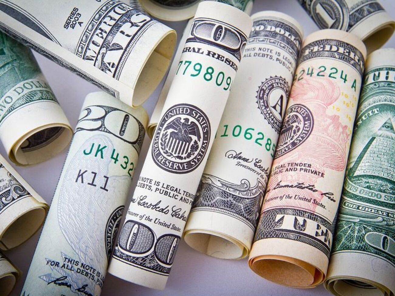 Из перечисленных чиновников наибольшую сумму наличными хранит секретарь СНБО Александр Турчинов: $700 тыс., &euro;3 тыс. и 110 тыс. грн