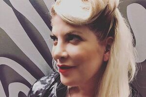 Спеллінг: Сьогодні для мене особливий день... Це день народження Дженні Гарт