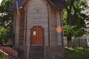 Постраждала стіна церкви