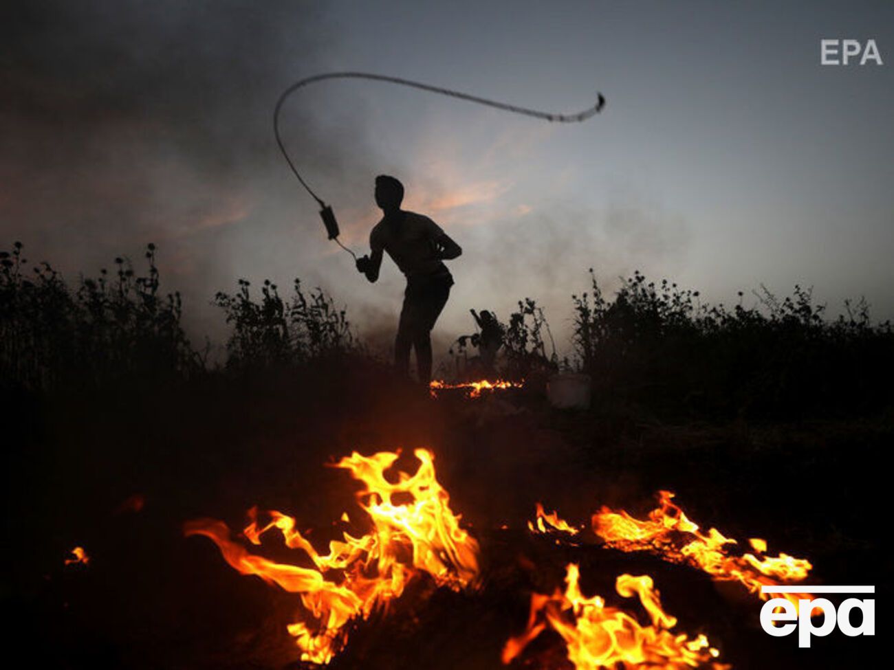 Участники акции жгли автомобильные покрышки