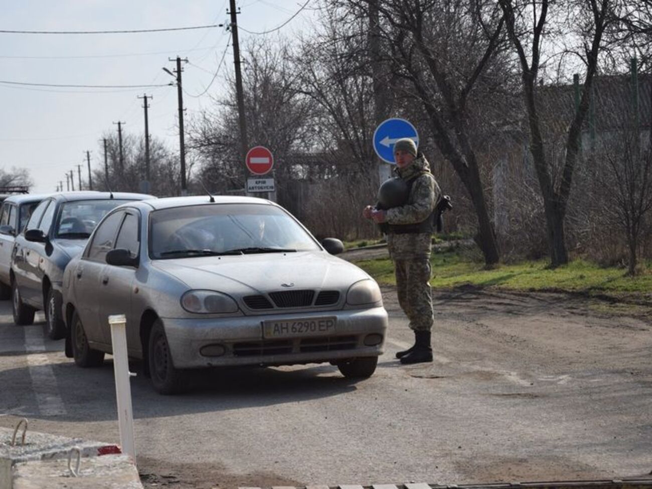 У ДПСУ розповіли, що до КПВВ "Новотроїцьке" громадяни прибувають великими партіями раз на півгодини&ndash;годину