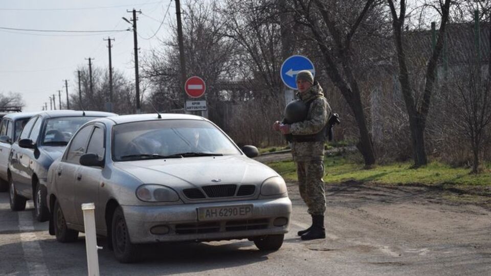 У ДПСУ розповіли, що до КПВВ "Новотроїцьке" громадяни прибувають великими партіями раз на півгодини–годину
