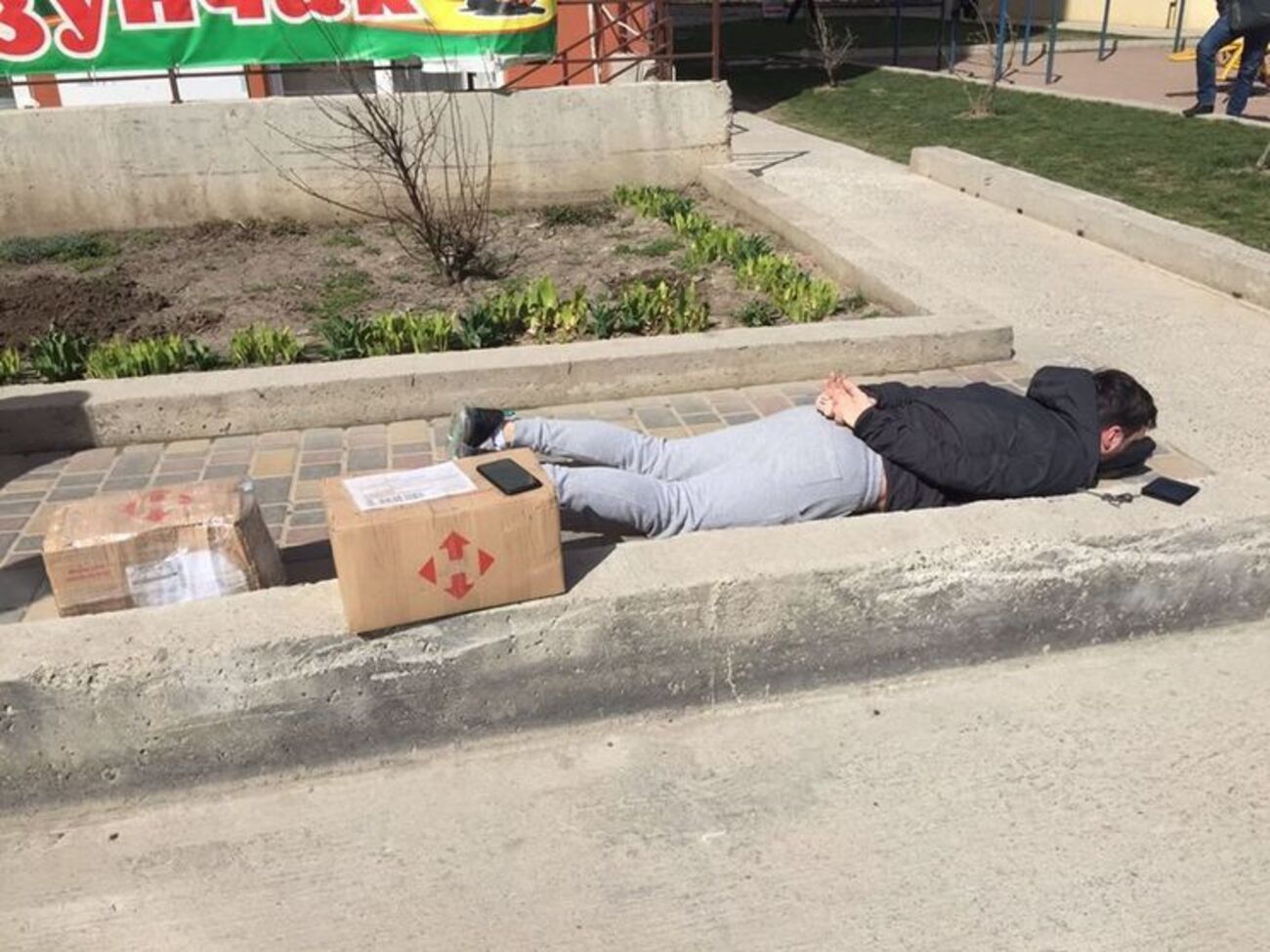 Двое россиян получили на почте посылку с 10 кг марихуаны