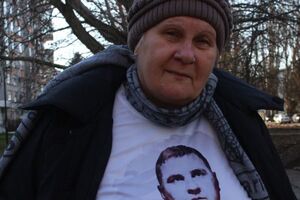 Мать Панова возит сыну продукты