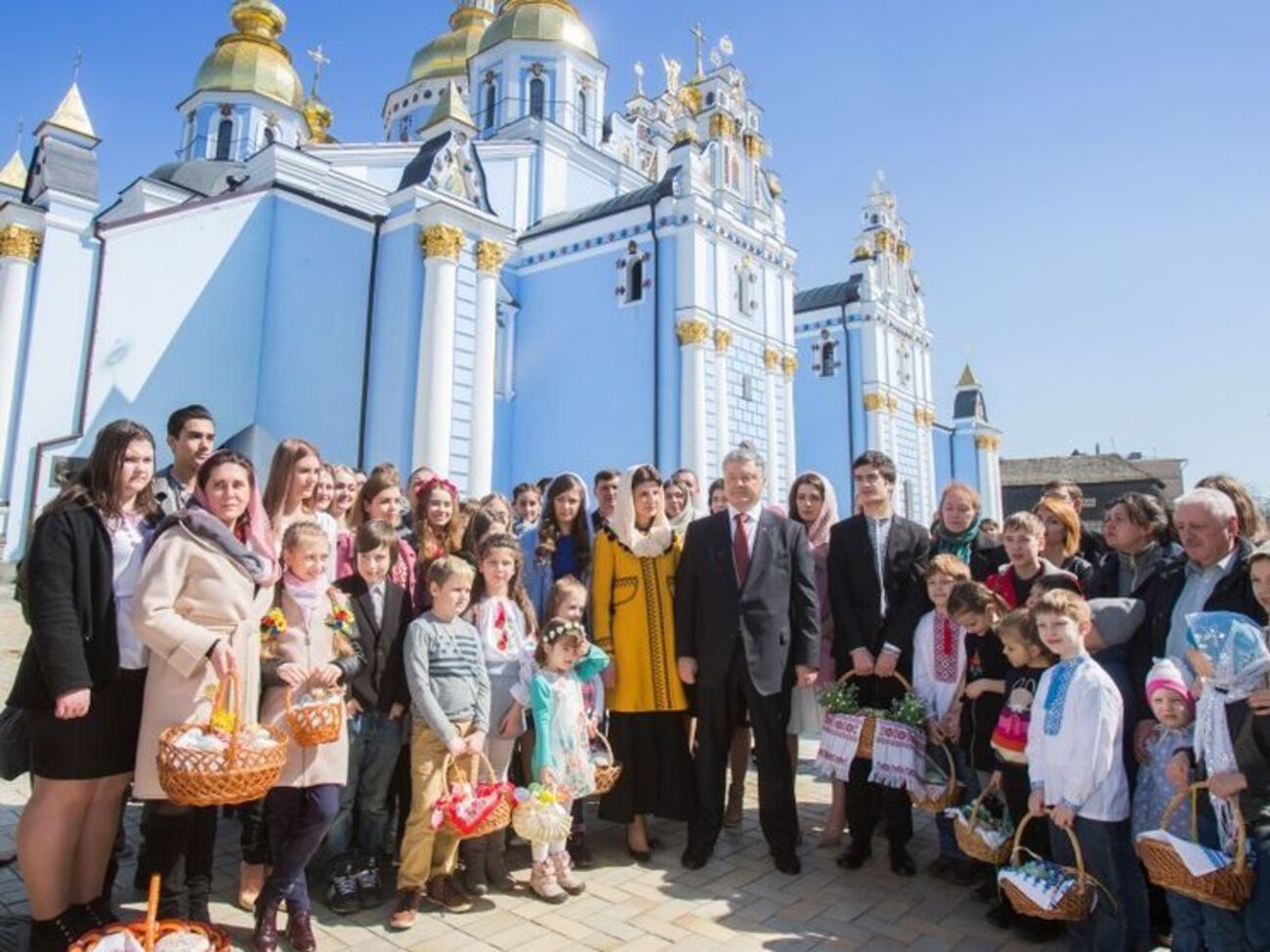 Порошенко: Вітаю всіх і кожного, чиї серця переповнюються радістю у ці чудові дні довгоочікуваної весни