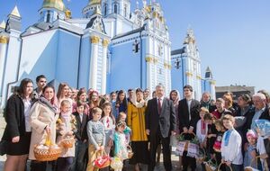 Порошенко: Вітаю всіх і кожного, чиї серця переповнюються радістю у ці чудові дні довгоочікуваної весни