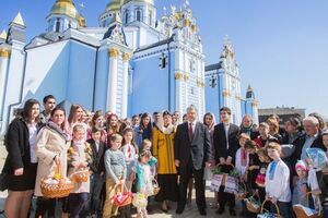 Порошенко: Вітаю всіх і кожного, чиї серця переповнюються радістю у ці чудові дні довгоочікуваної весни