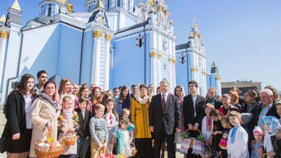 Порошенко: Вітаю всіх і кожного, чиї серця переповнюються радістю у ці чудові дні довгоочікуваної весни