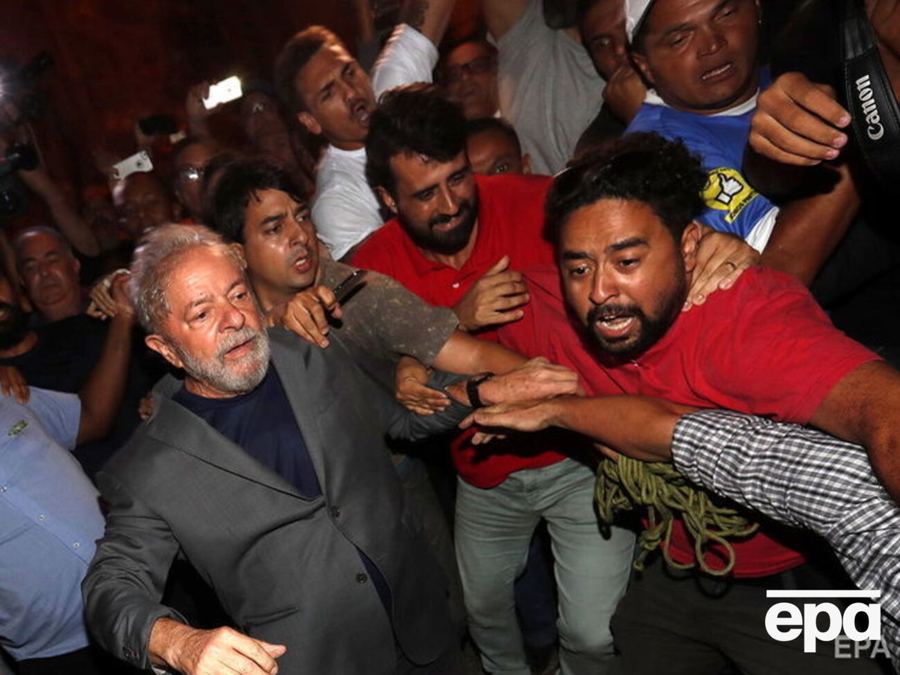 Сторонники да Силвы пытались помешать ему уехать