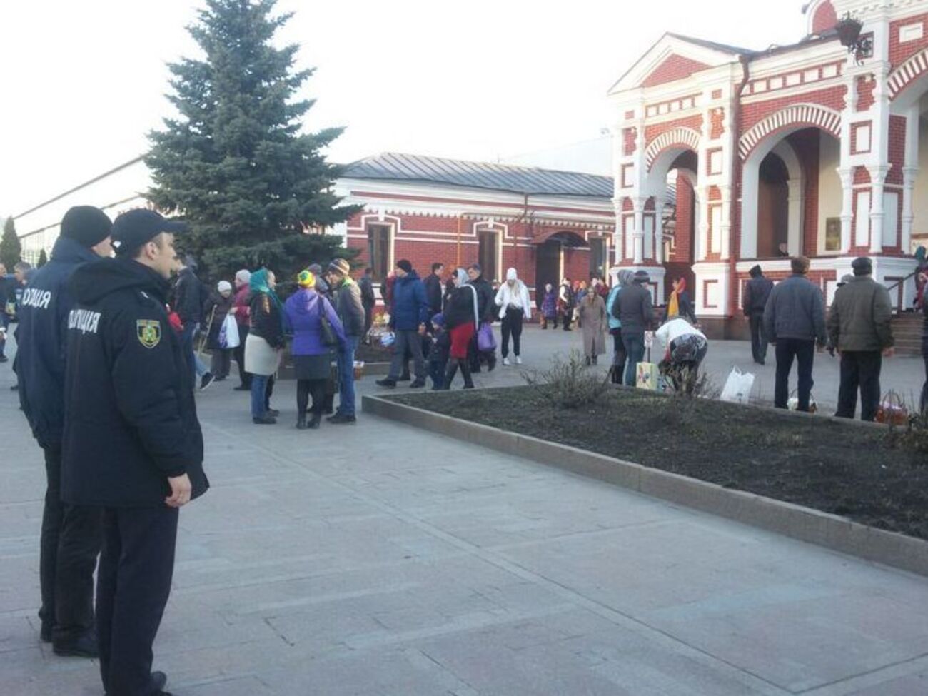 Безопасность и порядок обеспечивали более 22,3 тыс. полицейских и 1,4 тыс. военнослужащих Национальной гвардии