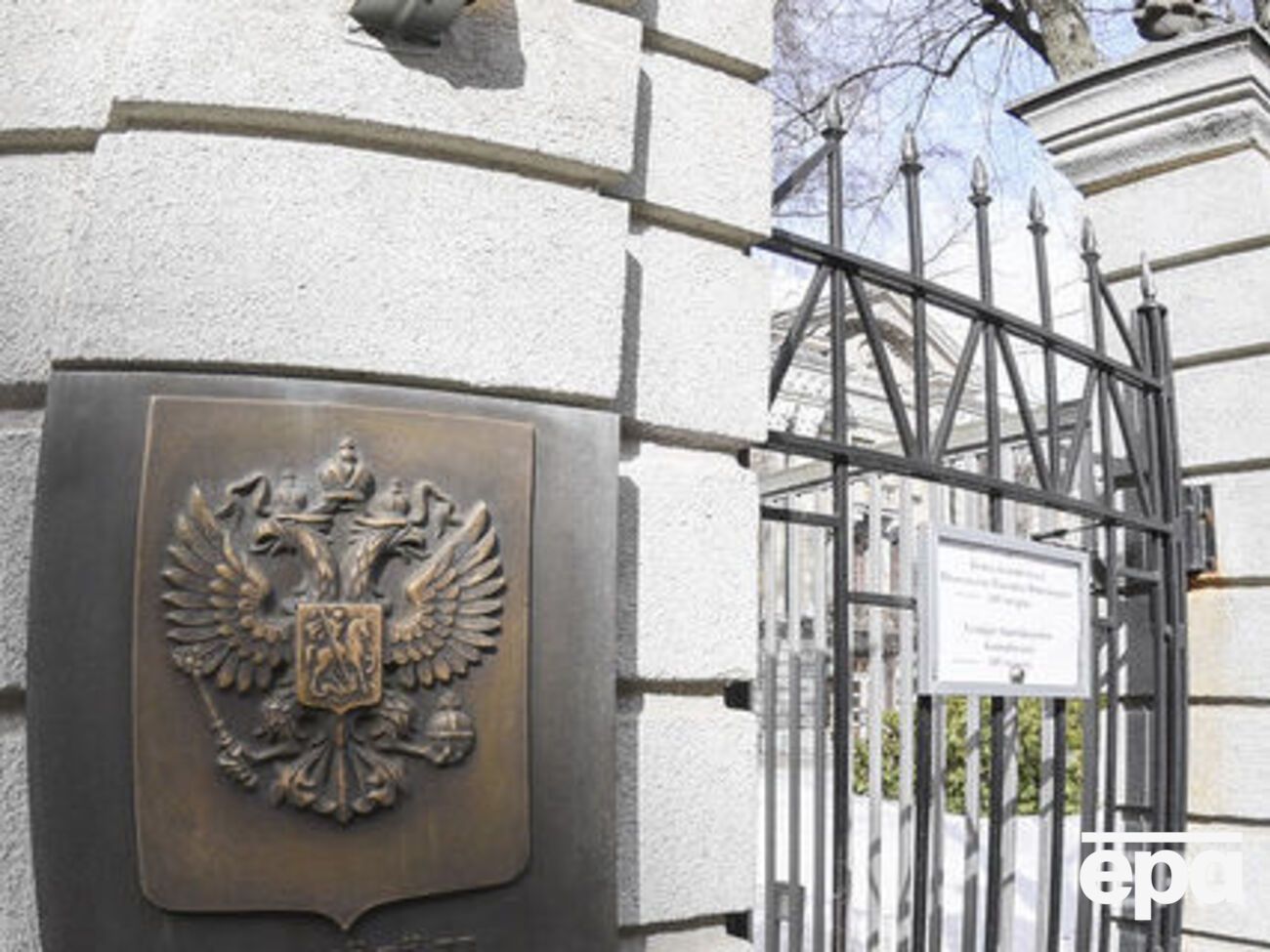 В посольстве РФ заявили, что пытаются организовать доставку экипажа "Норда" в Россию