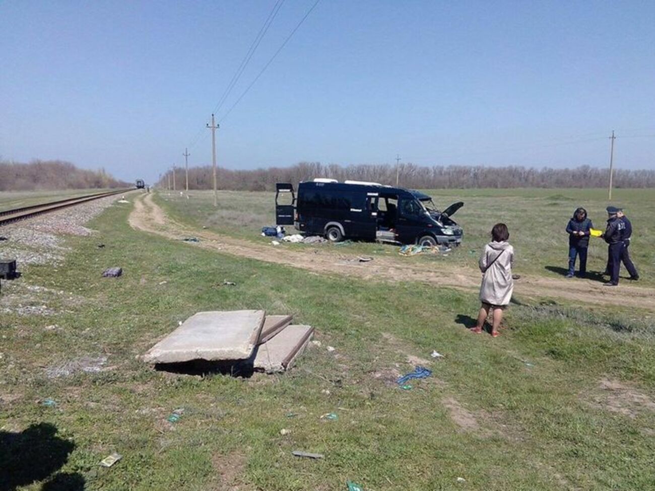 По предварительным данным, электричка не сошла с рельсов в результате столкновения