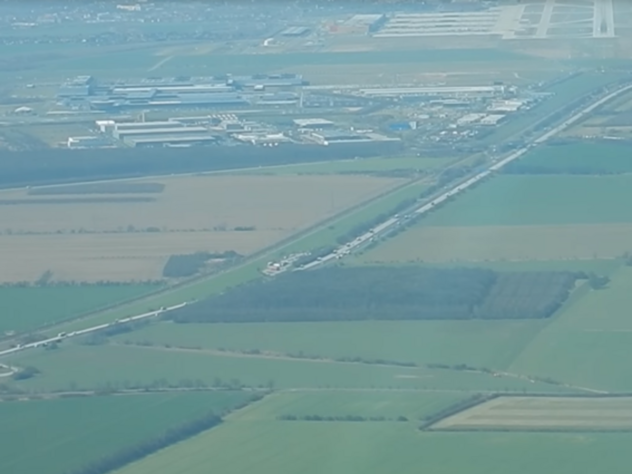 Процесс посадки снят из кабины пилотов