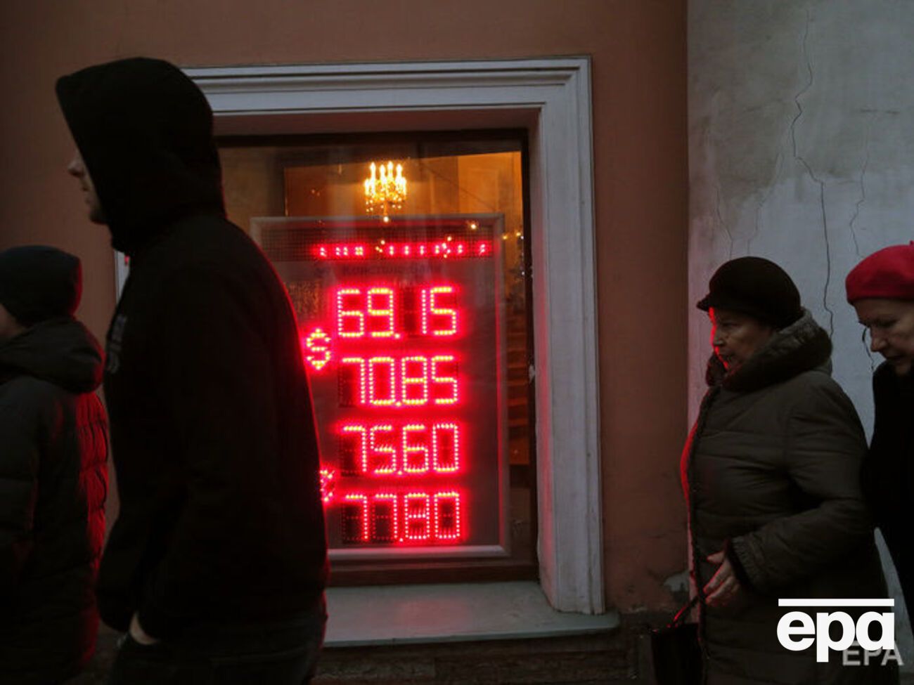 Введение новых санкций США против Кремля ослабило российскую валюту