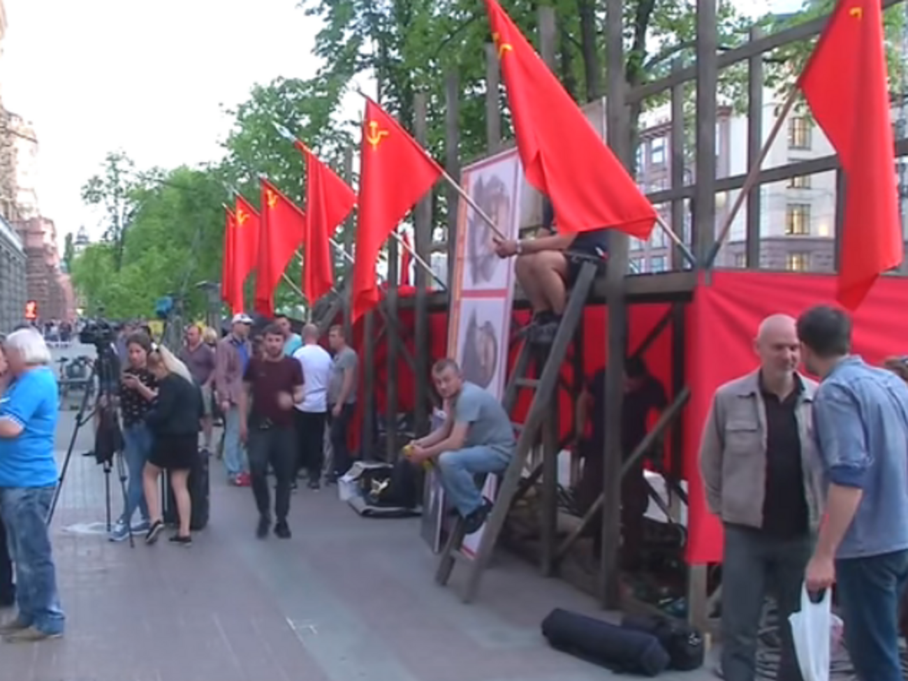 В центре Киева появились советские флаги