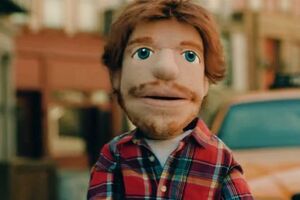 Головний герой ролика – рудоволосий хлопець